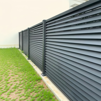 Panneaux de clôture en aluminium modernes pour l'extérieur, à lames orientables, personnalisables, faciles à installer, revêtement poudré, robustes, pour l'intimité et la sécurité.