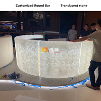 Bureau de réception en onyx rétro-éclairé blanc comptoir en pierre translucide avec fausse feuille d'albâtre pour hôtel et restaurant