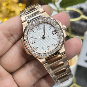 Montre de luxe pour femme en métal rose sertie de diamants, style minimaliste classique, personnalisable. - Product Image 3