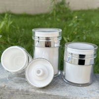 En stock Emballage cosmétique vide presse à emballer pour soins de la peau blanc 15ml 30ml 50ml 100ml Bouteille ronde acrylique avec pompe sans air pour lotion