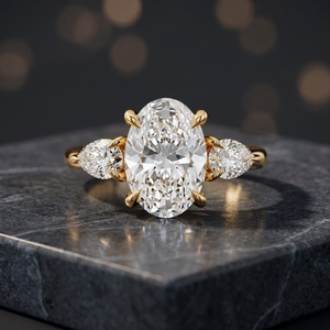Anillo de Compromiso de Tres Piedras con Diamante Cultivado en Laboratorio de Corte Ovalado con Certificado IGI y Piedras Laterales en Forma de Pera en Oro de 10K, 14K, 18K, Plata 925, 935 - Product Image 1
