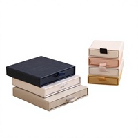 Boîte à bijoux carrée ultra-fine avec doublure en éponge, gaufrage quadricolore pour bagues, colliers, boucles d'oreilles, emballage cadeau