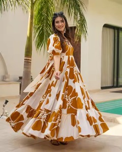 Élégant Nouveau Designer Femmes Festive Wear Heavy Rayon Kurtis Set Beautiful Four Side Print Detailing for Girls - Product Image 4