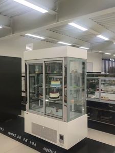 Vetrina Refrigerata per Torte Versione USA 150cm con Vetro Antiappannamento per Uso Commerciale - Product Image 6