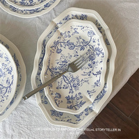 Service de vaisselle en porcelaine décoré de fleurs bleues vintage, assiettes et bols en céramique