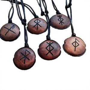 Collar con Colgante de Madera Maciza Ecológica con <span class=keywords><strong>Runas</strong></span> Nórdicas Vikingas Personalizadas y Grabadas, Cadenas Hechas a Mano - Product Image 1