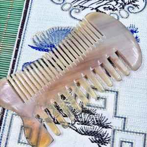 Peine para el cabello hecho a mano con cuerno de búfalo, elaborado con materiales naturales, que ofrece un desenredado suave, cuidado saludable del cuero cabelludo y un aspecto atemporal. - Product Image 1