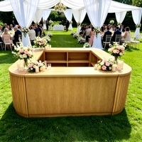 Comptoir de bar personnalisé moderne pour la location de mariages et d'événements, en bois cannelé en forme de U, avec plusieurs modules et un grand espace de rangement