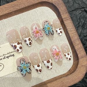Faux ongles à presser faits <span class=keywords><strong>main</strong></span> en gros, forme amande moyenne, base nude transparente, pointes blanches à motif léopard, fleur 3D - Product Image 3