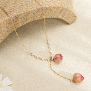 Nuova Collezione 2026: Collana Artigianale con Ciondolo a Bocciolo di Rosa e Perle Finte, Design a Y - Product Image 1