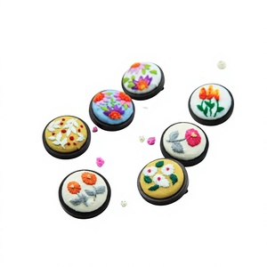 Broche créative faite à la main, bijoux brodés, design de fleurs et de feuilles, badge mignon de dessin animé, accessoires pour enfants et couples - Product Image 2