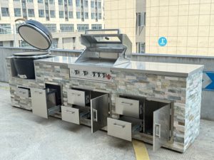 Barbecue a Gas da Incasso Moderno Premium, Impermeabile, con Isola in Acciaio Inox e Finitura in Pietra, Dimensioni Personalizzabili, Ampio Spazio di Stoccaggio, 7 Bruciatori - Product Image 5