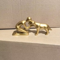 Statue de chien et de son propriétaire en résine faite à la main, sculpture de chien mignonne, articles de décoration intérieure, sculptures et figurines, décoration de la maison, cadeau