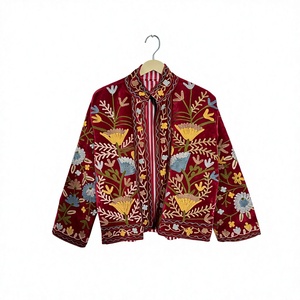 Chaqueta de terciopelo rojo con bordado Suzani, abrigo hecho a mano para invierno, unisex, de algodón con forro interior de algodón. - Product Image 1