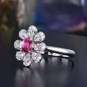 Bague en or blanc 18 carats avec rubis ovale non chauffé de 1,42 carat couleur sang de pigeon, sertie d'un halo de 35 grands diamants brillants et d'un pavé de diamants sur la tige, bijoux fins - Product Image 3