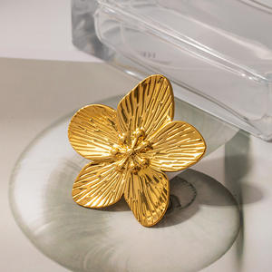 Bagues ouvertes G Chunky à sertissage floral, plaquées or 18 carats, tendance, de luxe, pour mariage, pour femmes, vente en gros - Product Image 4