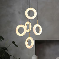 Moderne Simple Nordic Light Luxe Villa Escalier Escalier Restaurant Albâtre Naturel Longue Ligne Suspendu Cercle Lustre