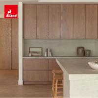 Ensemble d'armoires de cuisine Japandi moderne fabriqué en Chine, personnalisé en bois massif blanc chaud et chêne naturel avec îlot central