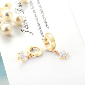 Pendientes de Aro Colgantes de Acero Inoxidable de Alta Calidad para Mujer, con Diseño de Estrella y Circonita Cúbica, Bañados en Oro de 14K - Product Image 3