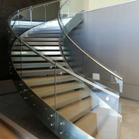 Escalier Courbé en Promotion : Escalier de Villa Nord-Américaine avec Poutres en Acier Courbées et Marches en Bois Massif