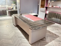 Tables de direction au design moderne Bureau en bois de luxe pour PDG avec chaise et armoire latérale