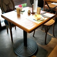 Ensemble de table et de chaises de restaurant occidental musical de style industriel Mobilier de restaurant d'hôtel Chaises Tables à manger en bois massif carré