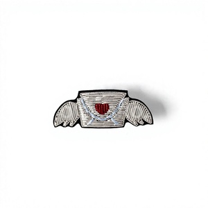 PIÈCE DE DÉCORATION D'INSIGNE BRODÉE EN SOIE - Product Image 1