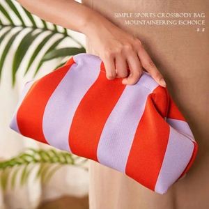 Sac à main en tricot ondulé avec logo personnalisé, grande capacité, sac à clipser, sac à maquillage tendance pour femmes - Product Image 1