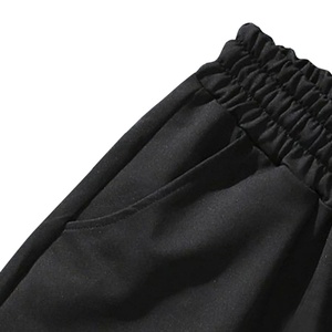 Conjunto de camiseta y pantalones cortos para hombre, de poliéster de secado rápido, corte regular, con diseño personalizado y logotipo personalizado, para correr y para el gimnasio. - Product Image 5