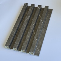Panneau mural composite en bois plastique pour l'intérieur, imperméable, revêtement cannelé en PVC WPC pour la décoration des murs intérieurs des hôtels