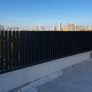 Panneau de clôture en aluminium à lattes verticales noires de haute qualité avec revêtement en poudre - Barrière de sécurité <span class=keywords><strong>moderne</strong></span> pour toit, balcon et <span class=keywords><strong>terrasse</strong></span> - Product Image 1