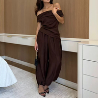 Ensemble décontracté en lin pour femme, collection Printemps 2027 : Haut uni drapé à épaules dénudées et pantalon harem large à revers élastiques – Tenue tendance