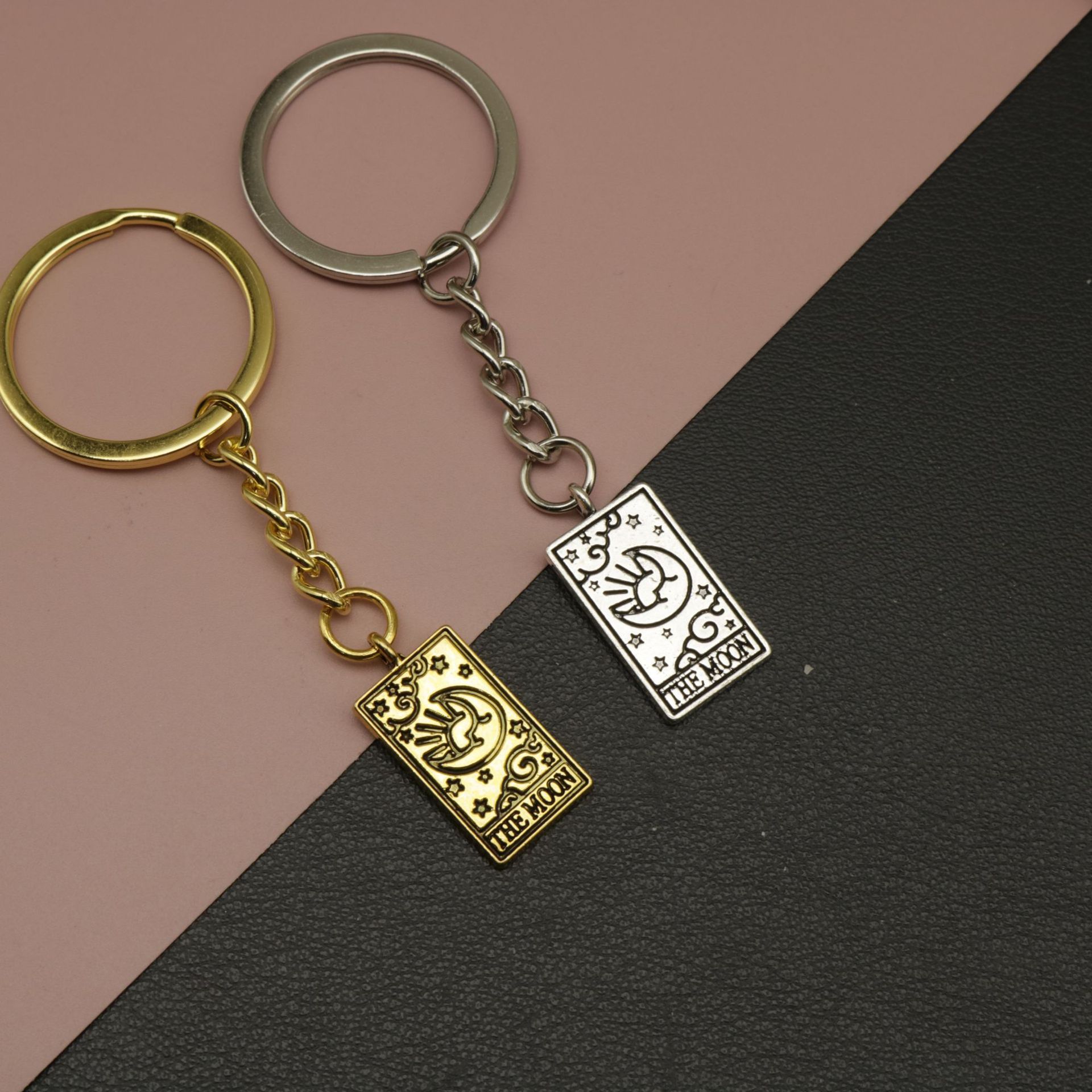 Portachiavi con carte dei tarocchi, vari portachiavi con ciondoli di