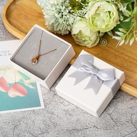 Boîte à bijoux en papier avec nœud papillon, emballage cadeau blanc en carton pour collier en forme de cercle