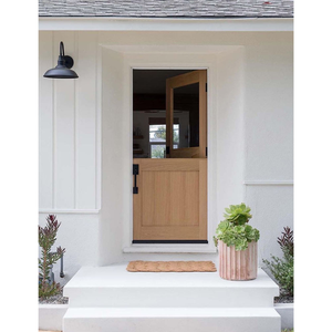 Porte d'entrée en bois massif de style ferme Qifan avec panneau en verre et quincaillerie noire, porte extérieure battante, surface finie - Product Image 5