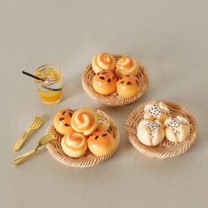 Modèle de pâtisserie simulé pour <span class=keywords><strong>maison</strong></span> de poupée miniature, ornement de <span class=keywords><strong>pain</strong></span> et de jus, panier de décoration de scène DIY avec fourchettes, accessoires miniatures - Product Image 3