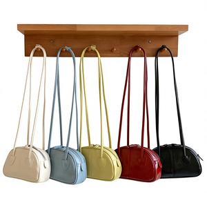 Sac à main demi-lune tendance urbaine en cuir texturé effet huile et cire avec fermeture éclair, nouvelle collection 2025, sac bandoulière simple - Product Image 1