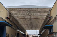Auvent d'entrepôt avec structure en acier galvanisé épaissi, tente coulissante réglable par poussée et traction pour la logistique, le stockage industriel et le stationnement
