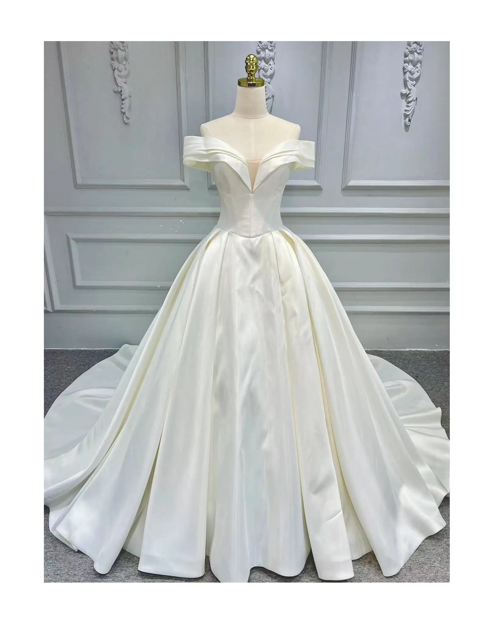 فستان زفاف طويل من الساتان بسيط بظهر مكشوف من الدانتيل مناسب لحفلات الزفاف
