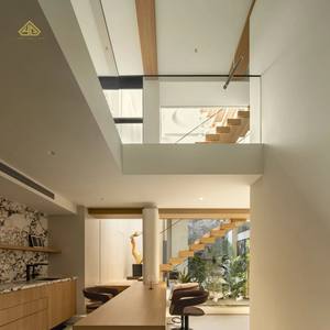 Villa de luxe à plusieurs étages de style méditerranéen espagnol colonial avec loggia cintrée et toit en terre cuite, service de rénovation et de conception - Product Image 1