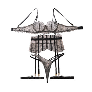Set di Lingerie Vintage Nero con Pizzo Floreale e 4 Cinghie, Elegante Lingerie da Donna Taglia S-L - Product Image 5