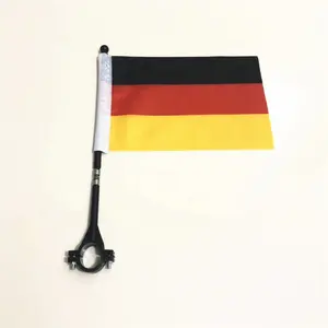 サッカーイベントドイツサッカーファンがポールで自転車の旗を応援