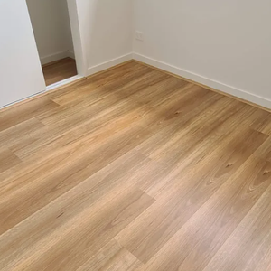 Suelo de Vinilo PVC Tipo Click, Color Madera, Resistente al Agua, de Alta Calidad, con Base Incluida, Garantía de 5 Años - Product Image 3