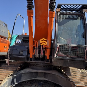 Excavatrice hydraulique sur chenilles Hitachi ZX210 d'occasion pour le nettoyage des routes municipales, comme neuve, faible nombre d'heures, équipée d'un moteur, d'une pompe et d'une boîte de vitesses. - Product Image 2