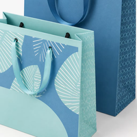 Sac fourre-tout en papier kraft recyclable de luxe haut de gamme, durable, avec poignée en ruban pour l'emballage de vêtements