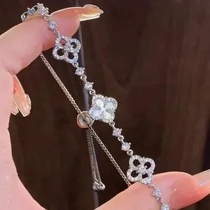 Bracciale con quadrifoglio in zirconia cubica per donne e ragazze, regalo di gioielli di lusso dal design elegante e cavo - Product Image 3