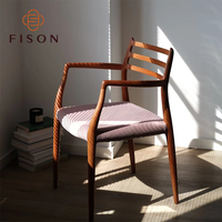 Chaise de salle à manger artisanale en bois massif avec dossier à lattes et assise en tissu tissé rayé, style intemporel, mobilier sur mesure pour villa