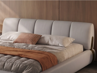 Lit en cuir de vachette de qualité supérieure au design minimaliste italien, avec structure en bois de sapin et en acier, garnissage en éponge haute résilience