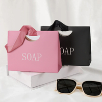Sac shopping en papier personnalisé avec ruban satiné assorti et poignée perforée pour l'emballage de produits cosmétiques, de soins de la peau et de cadeaux