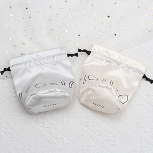 Sac en satin à fond rond avec impression de logo personnalisé, sac de rangement pour cosmétiques et soins de la peau, sac cadeau doux mat, pochette pour maquillage et cheveux, sac en satin avec cordon de serrage - Product Image 3
